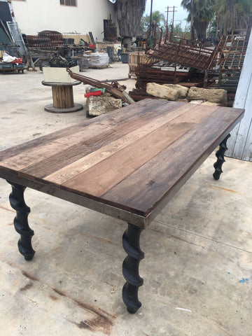 Mesa industrial con maderas recuperadas