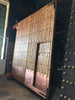 Portón dos hojas con postigo.