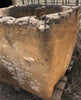 Pilón de piedra antigua con caño.