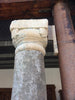 Columnas antiguas de piedra, detalle capitel.