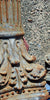 Detalle de la basa de la columna de hierro.