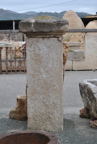 Poste de piedra antiguo