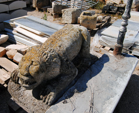 Figura de león en piedra