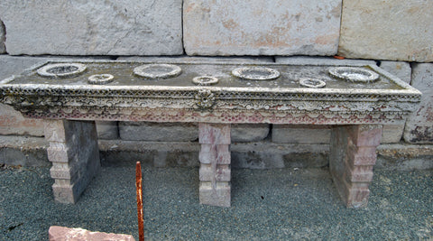 Antiguo altar de piedra hindú