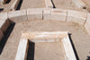 Dintel antiguo con bloques de piedra.