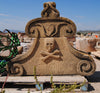 Fachada de piedra con calavera tallada.