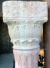 Columna de piedra tallada.