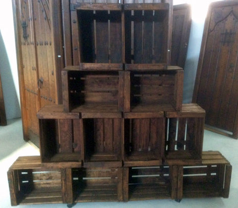 Estantería con cajas de frutas antiguas.