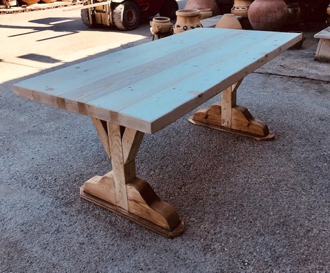 Mesa construida con vigas de madera recuperadas