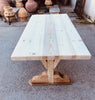 Mesa construida con vigas de maderas recuperadas.