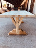 Mesa construida con vigas de maderas recuperadas.