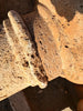 Columnas de piedra travertino amarillas.