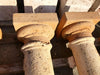 Columnas de piedra travertino amarillas.