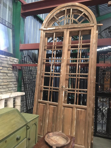 Puerta madera de medio arco con cristales