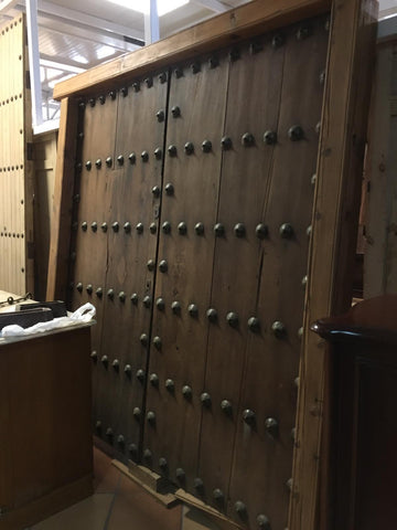 Portón de madera grande