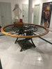 Mesa de madera con 2 rejas de medio punto.
