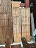 Portón de clavos con ventanucos.