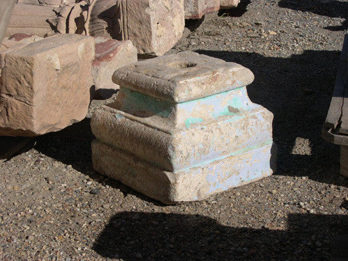 Pedestales y basas de piedra.