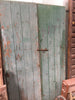 Portones pequeños de madera antiguos.