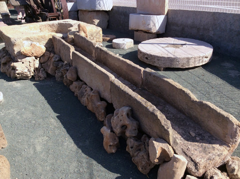 Fuente de piedra con canalillo de agua