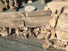 Fuente de piedra con canalillo de agua.