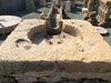 Fuente de piedra con canalillo de agua.