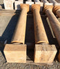 Columnas de piedra travertino amarillas.