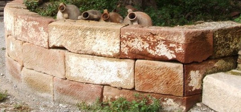 Sillares de piedra rojiza antiguos