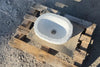Lavabo ovalado de mármol.